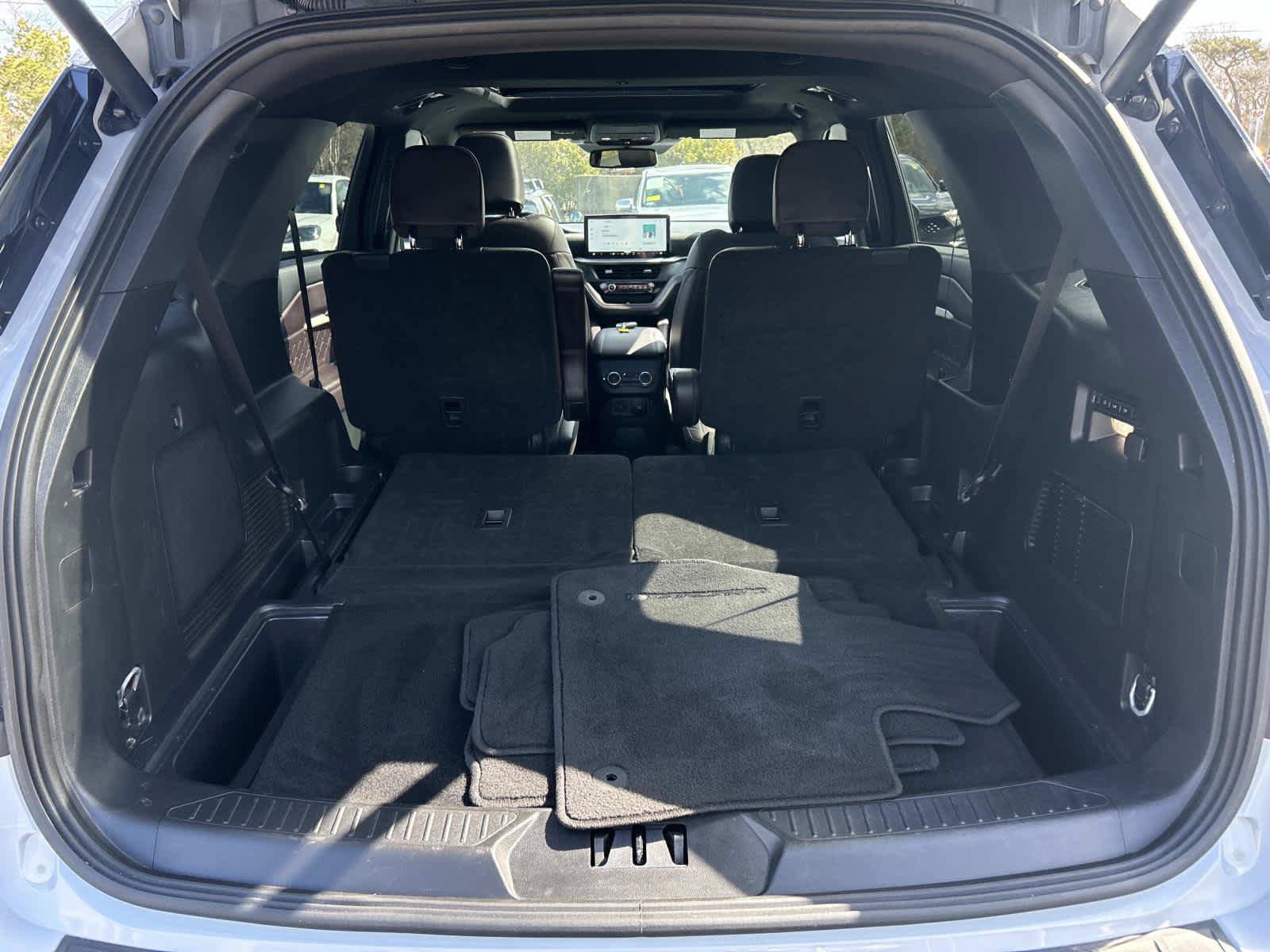 Used 2025 Ford Explorer Platinum w/ LUX Leather Package AWD/4WD image 18