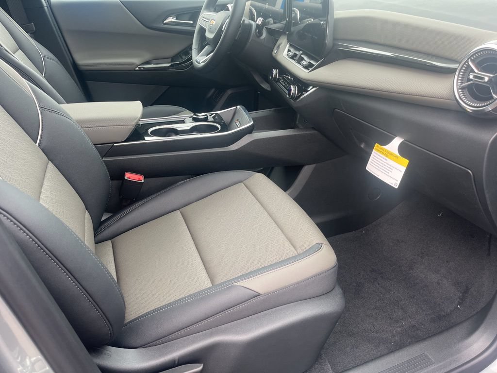 New 2026 Chevrolet Equinox LT w/ Convenience Package II FWD image 32