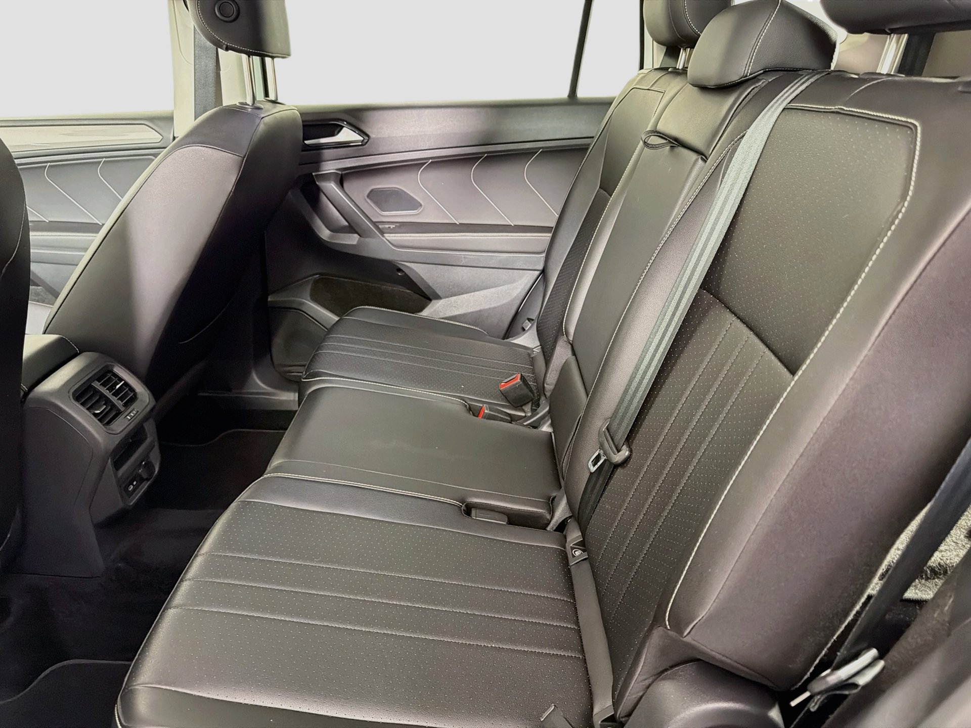 Certified 2023 Volkswagen Tiguan SE FWD image 24