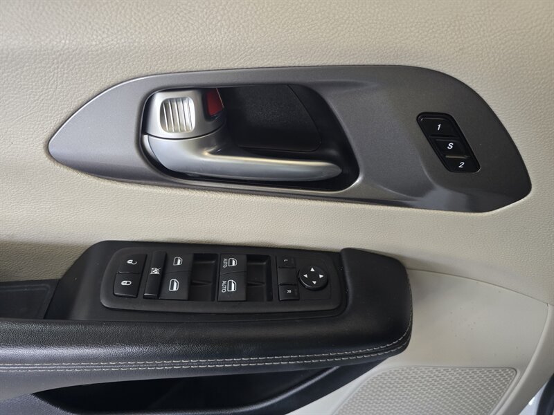 Used 2023 Chrysler Pacifica Touring-L FWD image 17