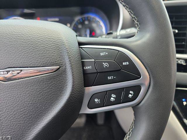 Used 2023 Chrysler Pacifica Touring-L FWD image 27