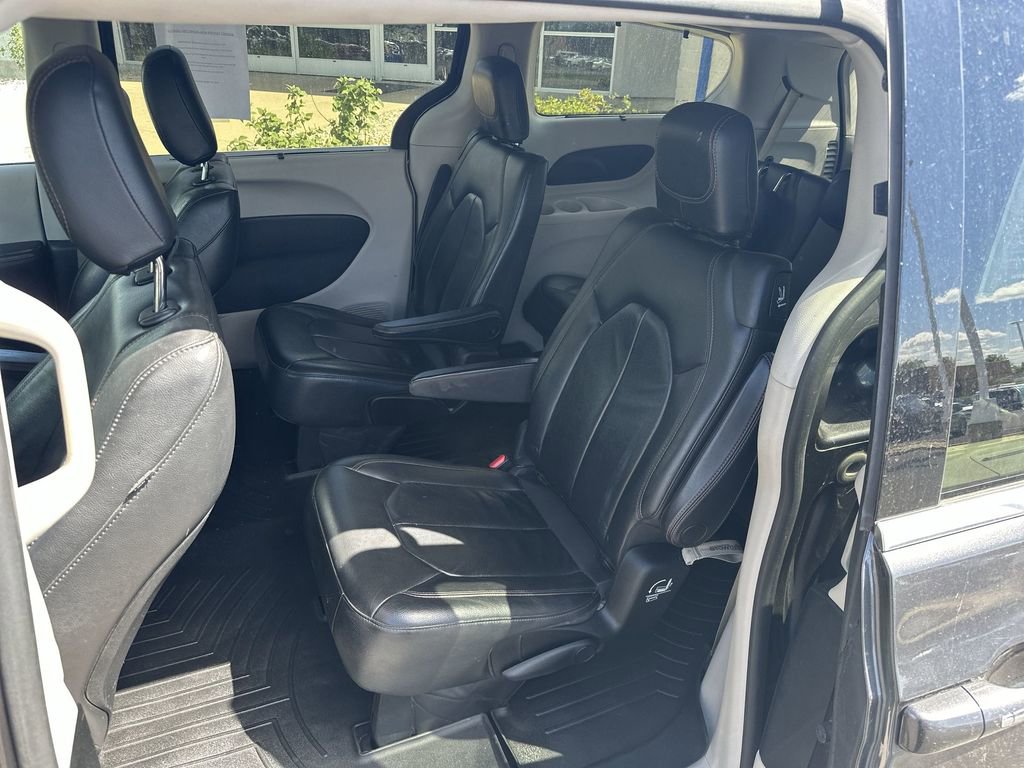 Used 2017 Chrysler Pacifica Touring-L FWD image 23