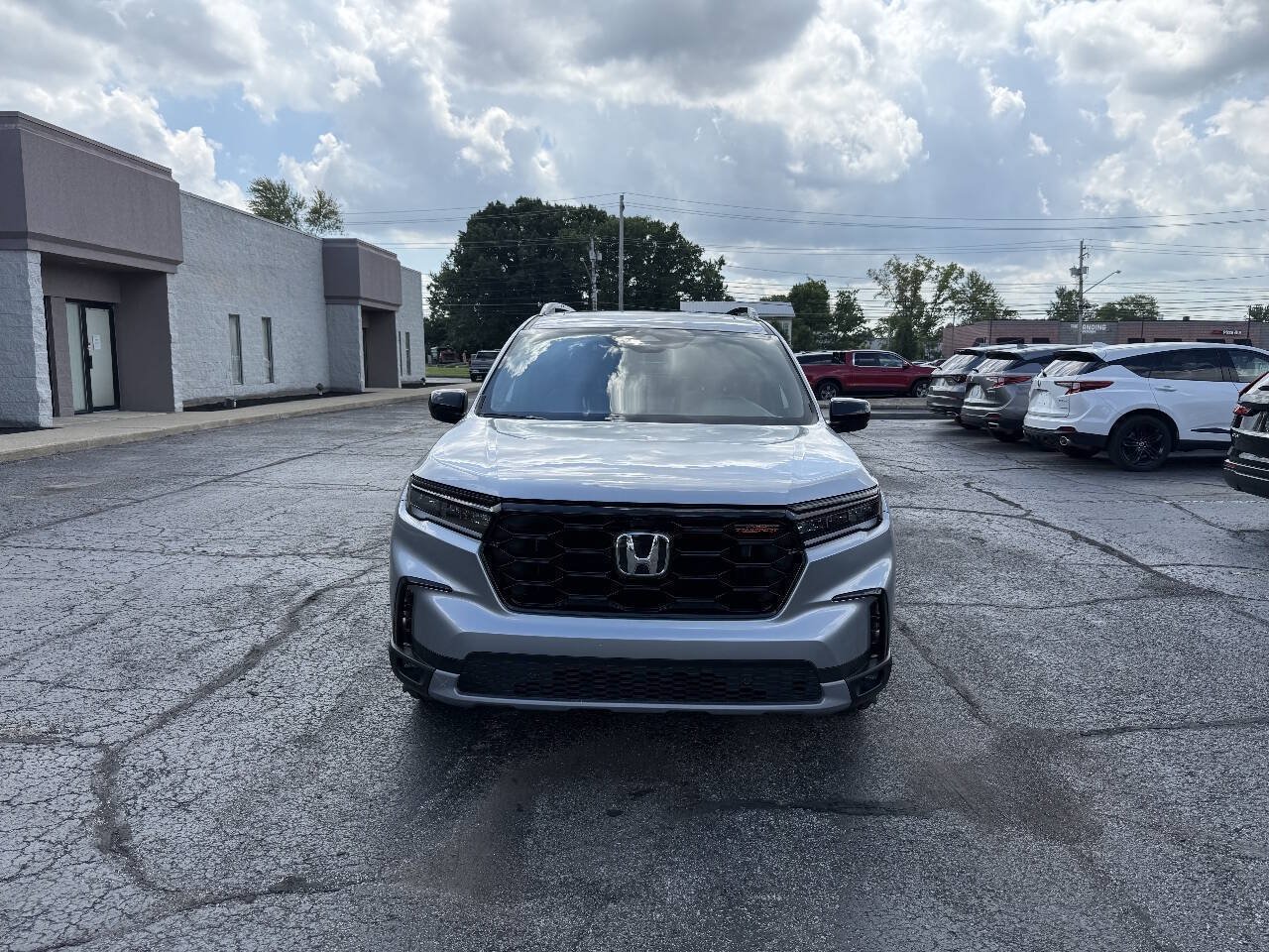 Used 2025 Honda Pilot TrailSport image 2
