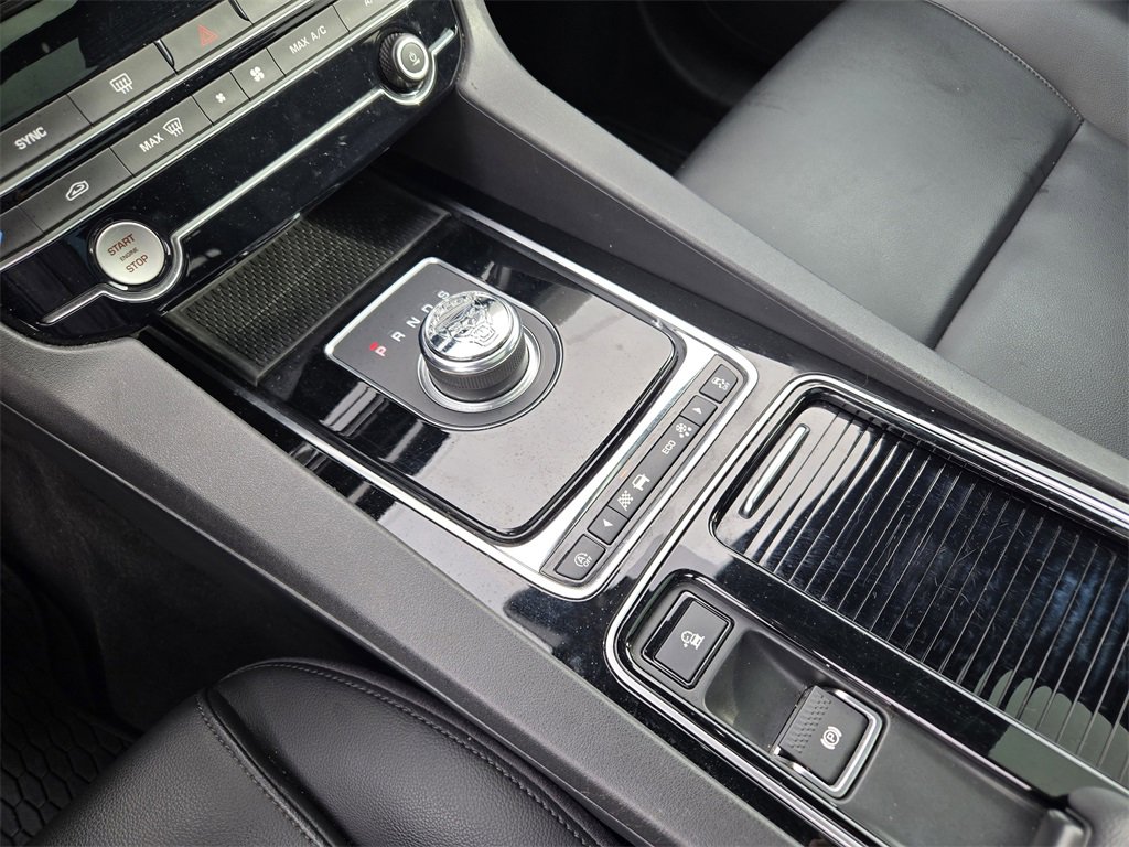 Used 2019 Jaguar F-PACE Premium image 17