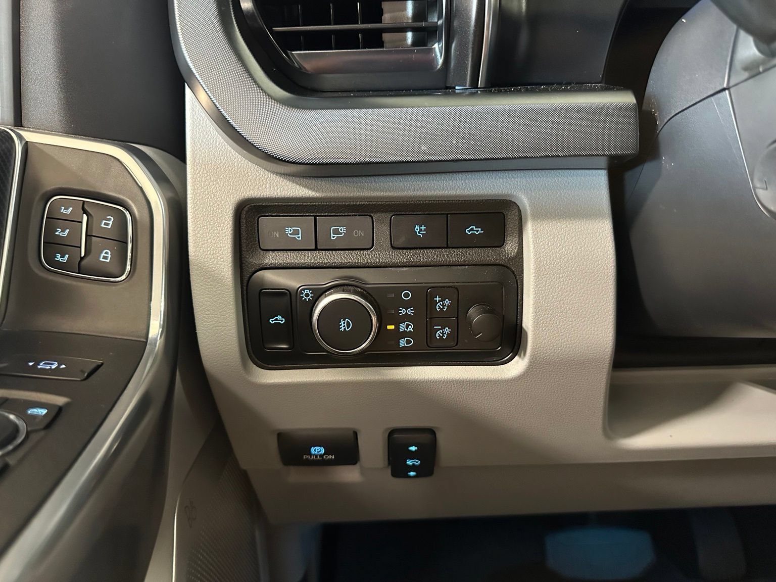 Used 2024 Ford F250 Limited w/ FX4 Off-Road Package AWD/4WD image 37
