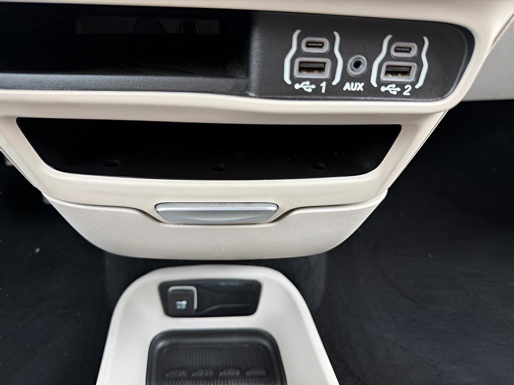 Used 2023 Chrysler Pacifica Touring-L image 26