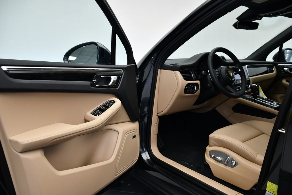 Certified 2025 Porsche Macan image 38