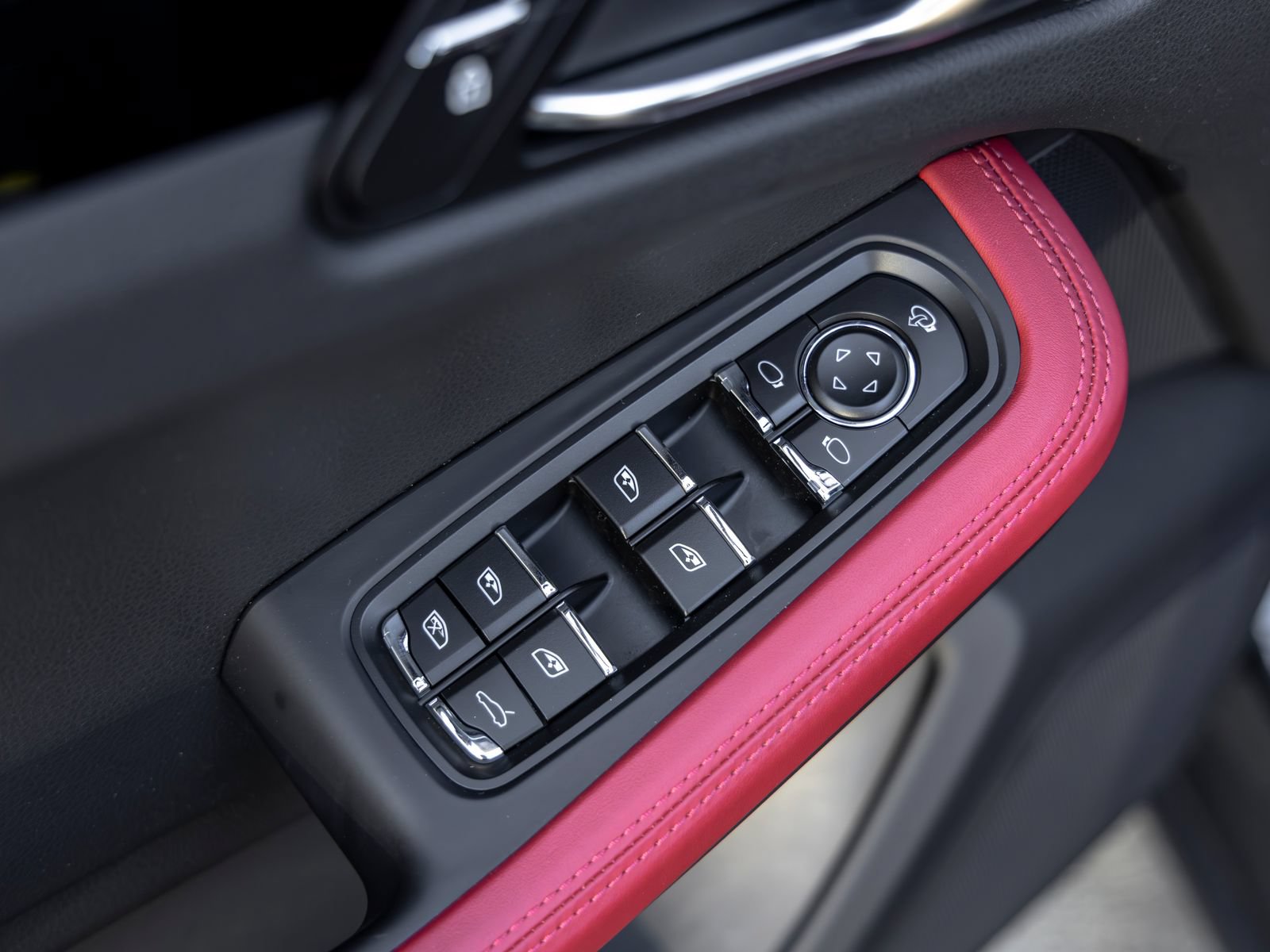 Certified 2023 Porsche Macan AWD/4WD image 23