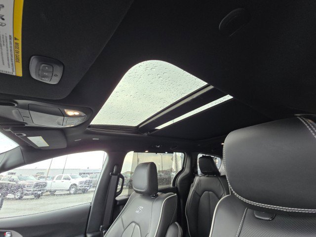 Used 2023 Chrysler Pacifica Limited w/ Uconnect Theater Family Group image 25