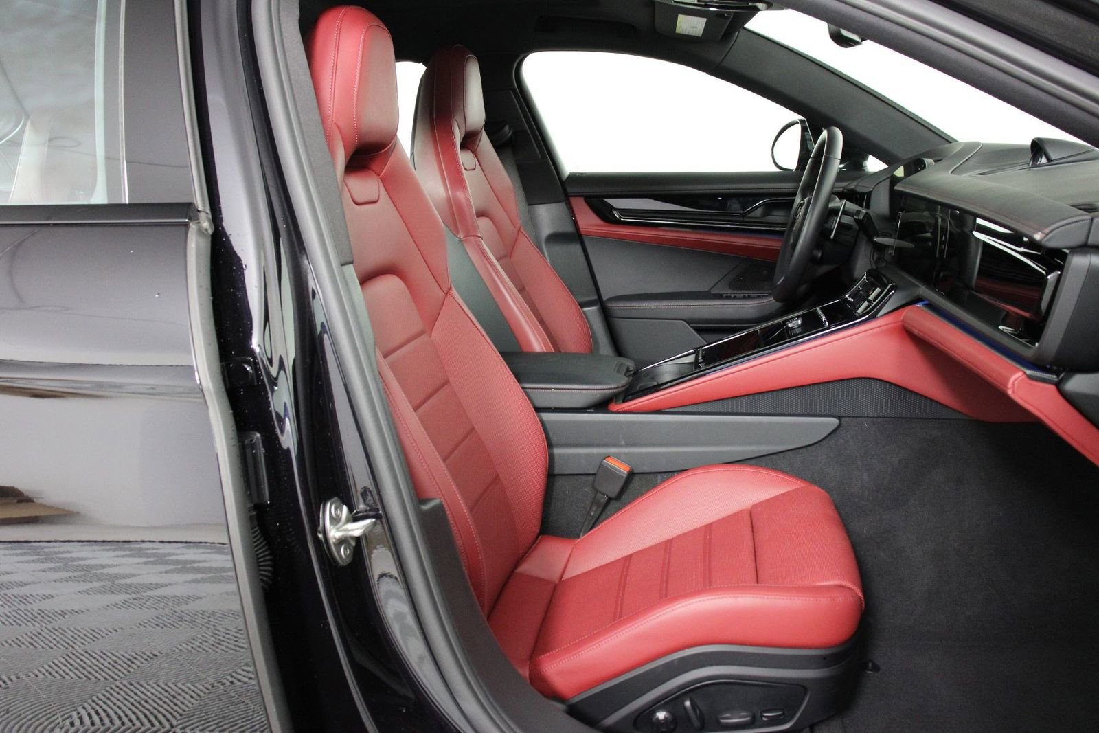 Certified 2025 Porsche Panamera image 31