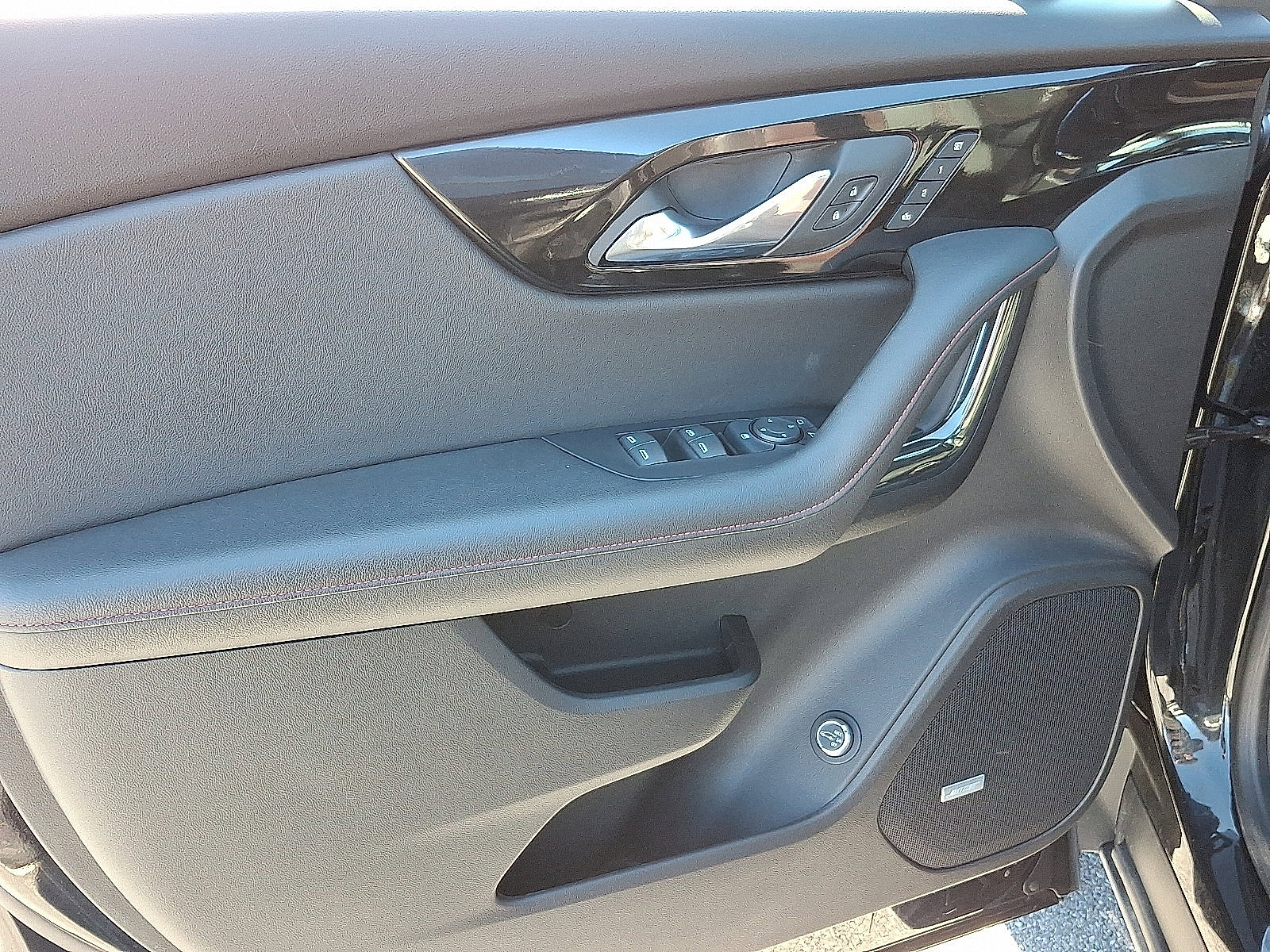 Certified 2025 Chevrolet Blazer RS w/ Driver Confidence II Package image 12