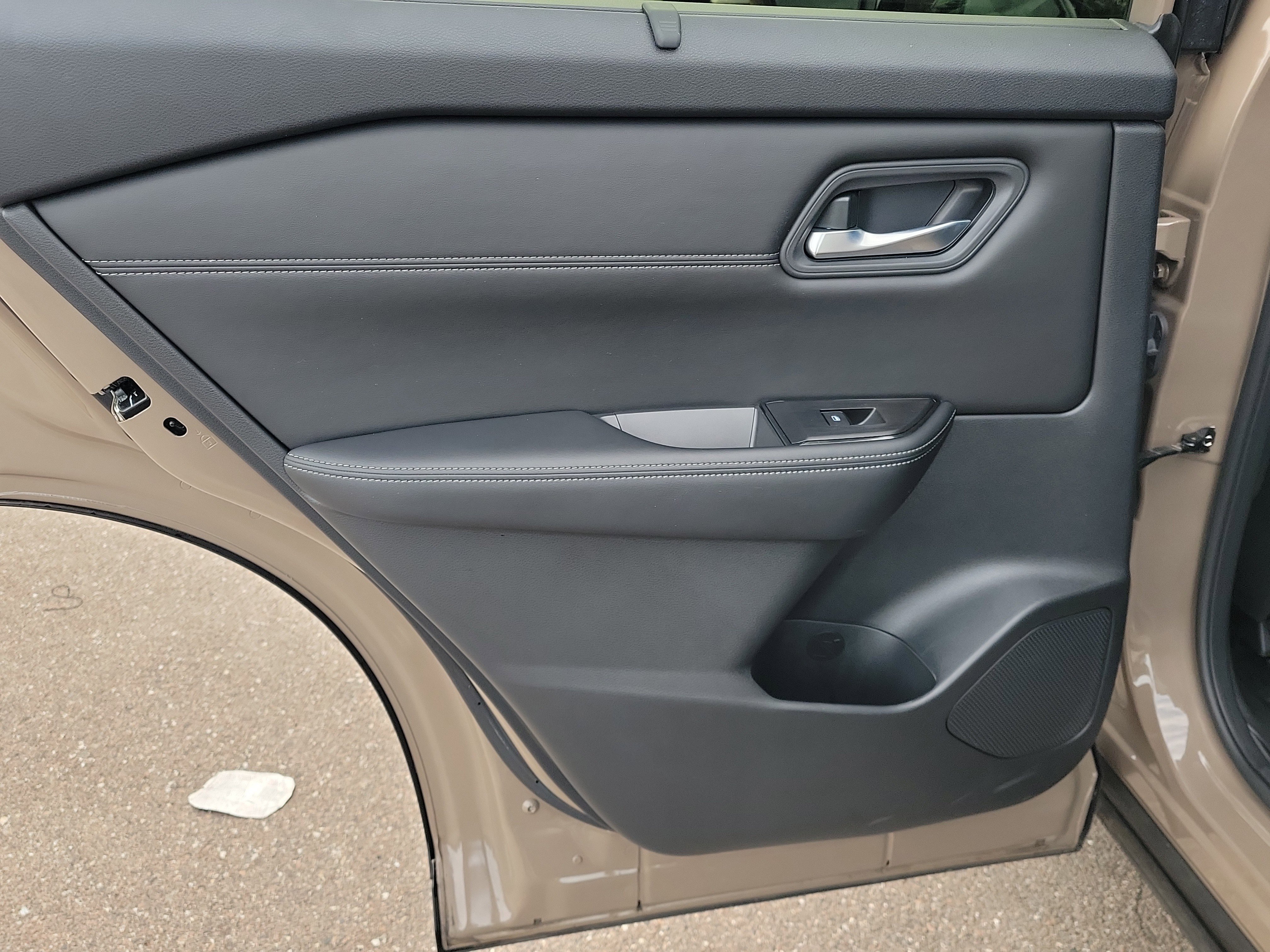 Used 2024 Nissan Rogue SV w/ SV Premium Package image 12