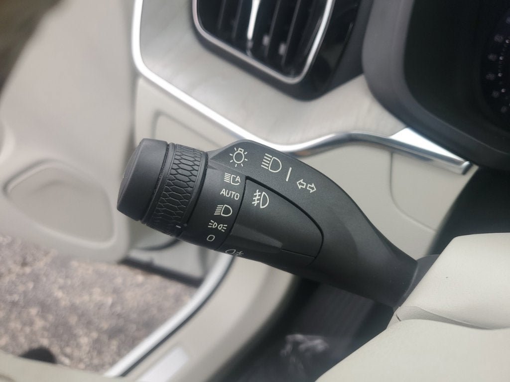 Used 2023 Volvo XC60 B5 Plus FWD image 25