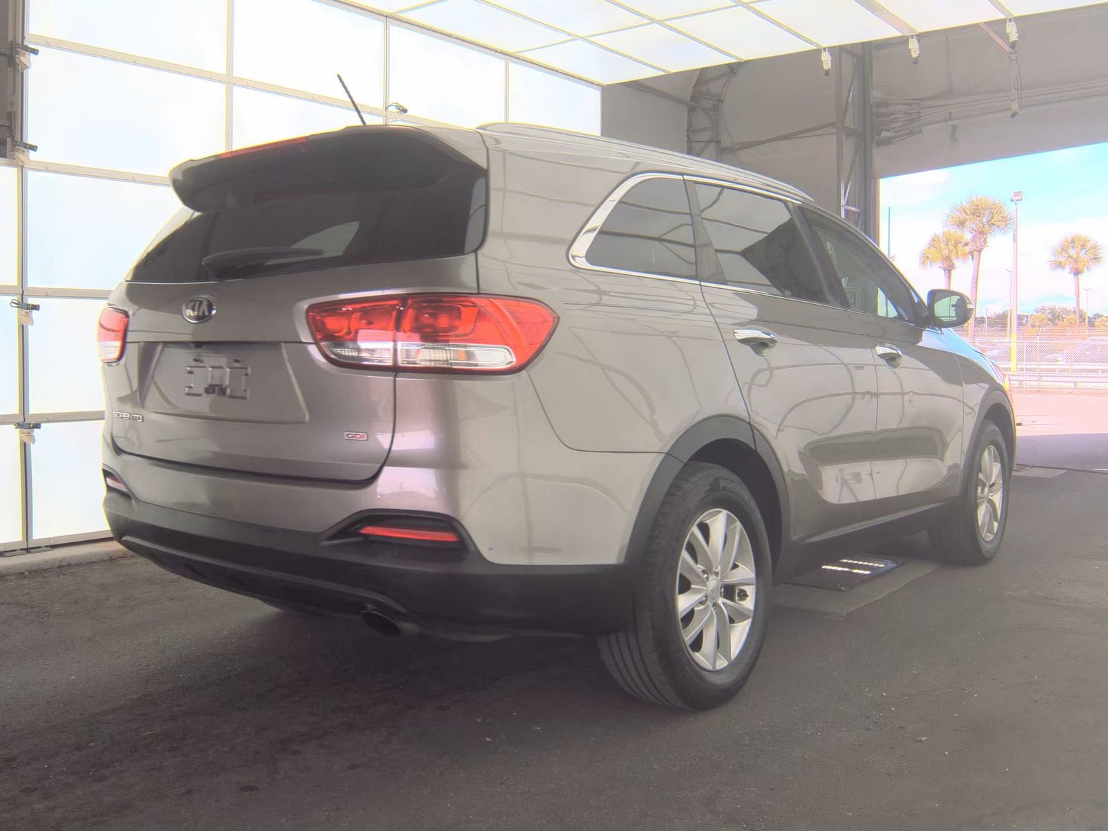 Used 2016 Kia Sorento LX image 2