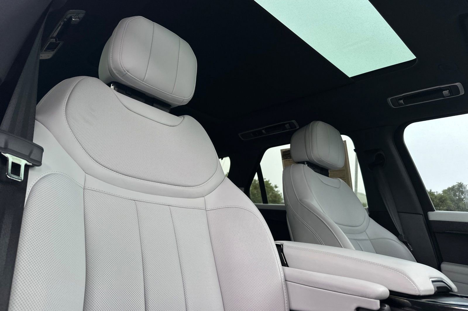 Used 2024 Land Rover Range Rover Sport SE image 9