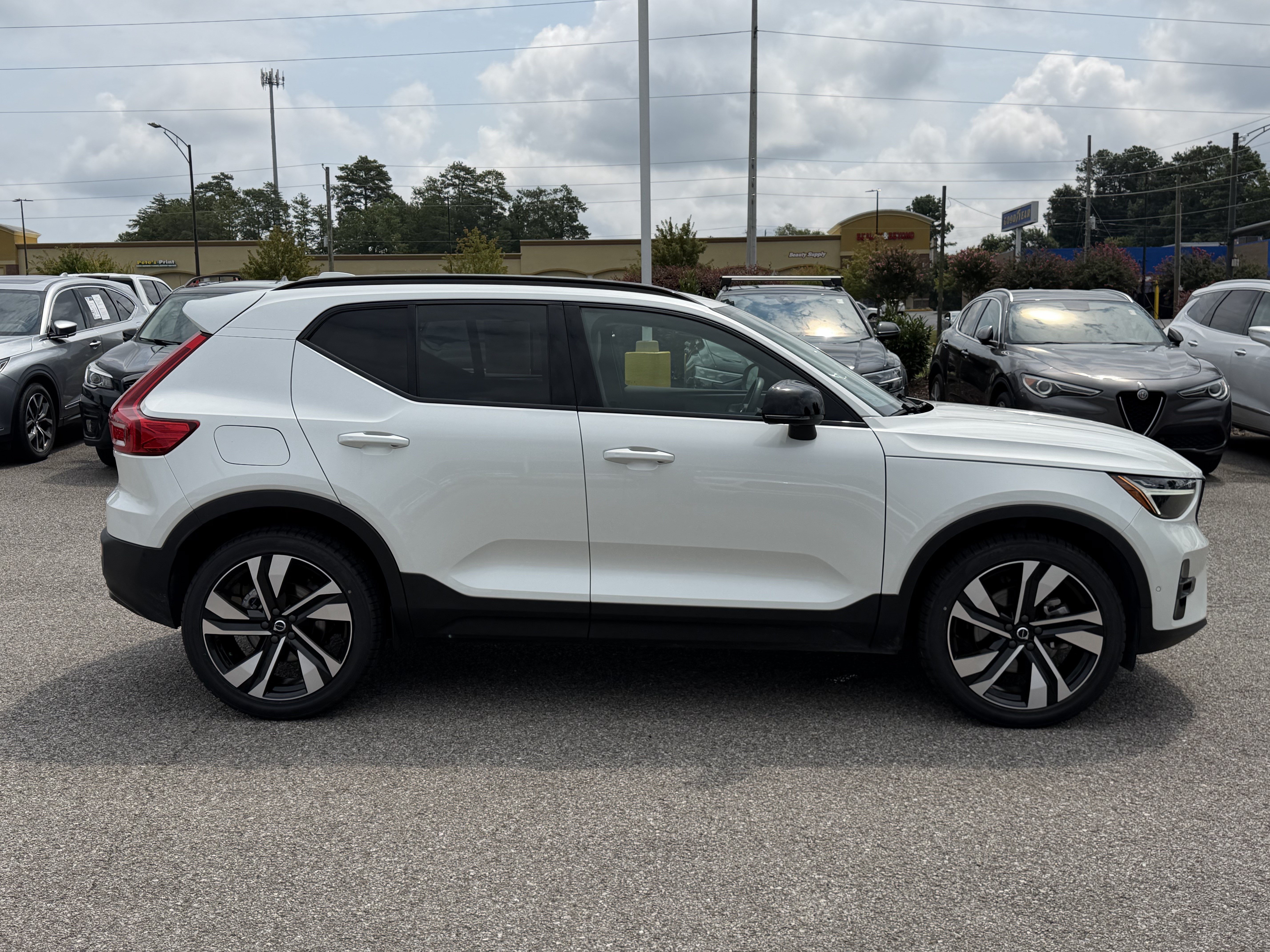 Used 2023 Volvo XC40 B4 Plus w/ Climate Package FWD image 11