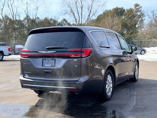 Used 2023 Chrysler Pacifica Touring-L image 3
