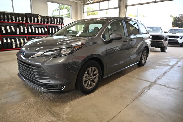 Used 2025 Toyota Sienna LE AWD/4WD image 7