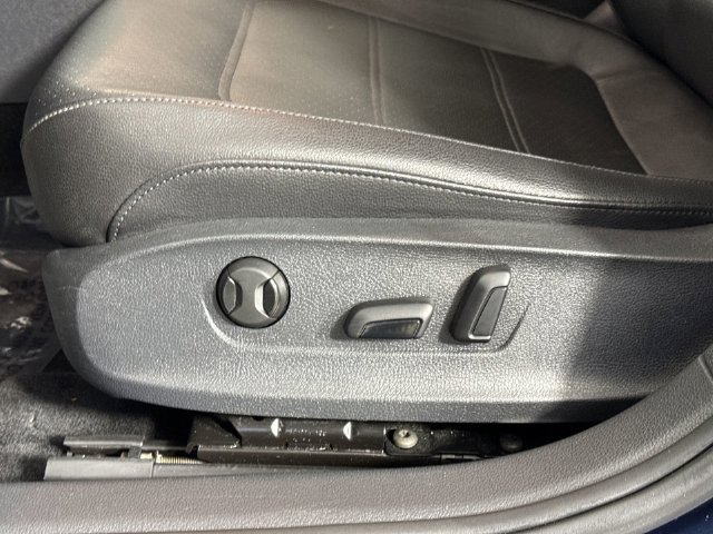 Used 2018 Volkswagen Passat 2.0T R-Line w/ R-Line Lighting Package FWD image 21