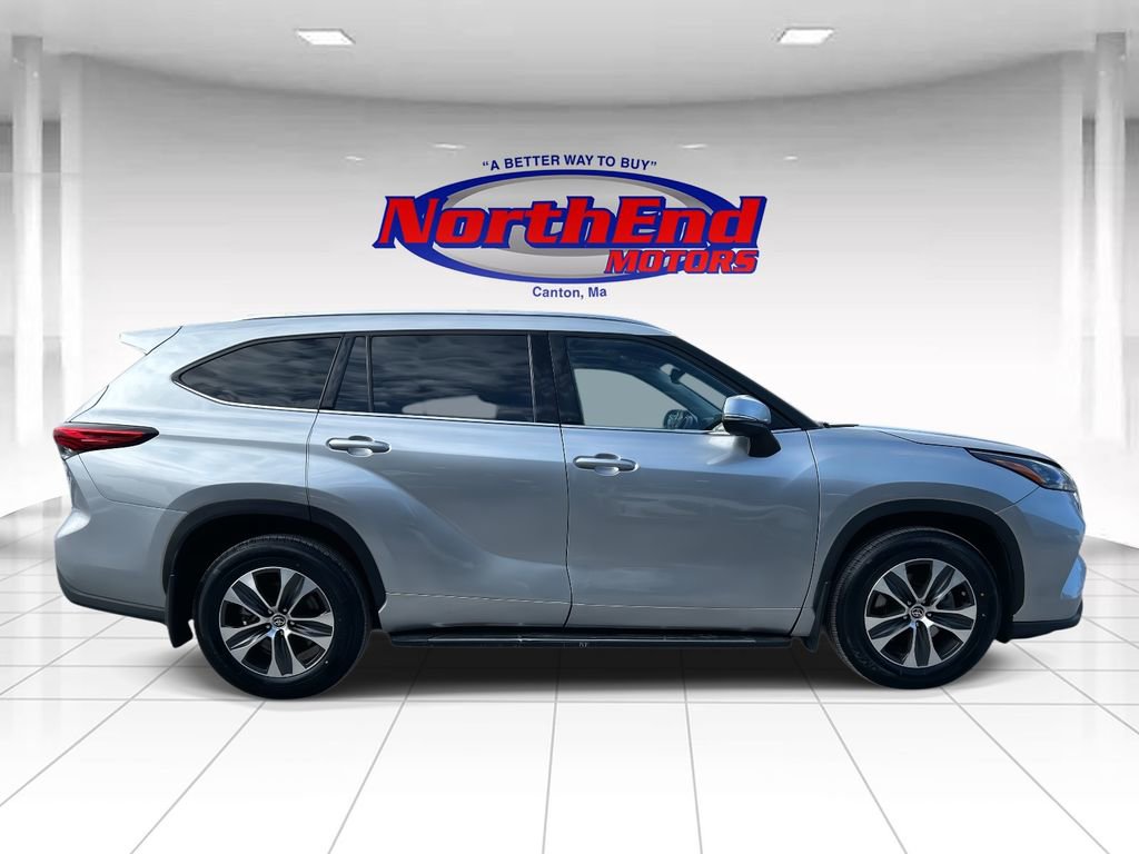 Used 2020 Toyota Highlander XLE image 2