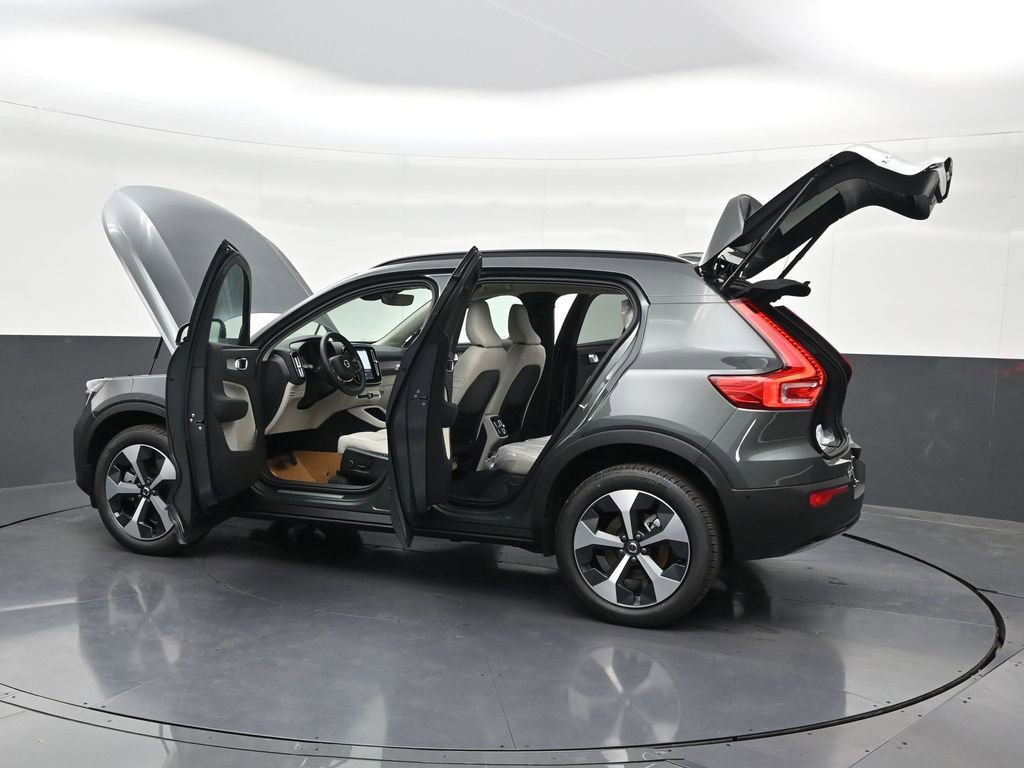 New 2026 Volvo XC40 B5 Plus w/ Protection Package Premier AWD/4WD image 32