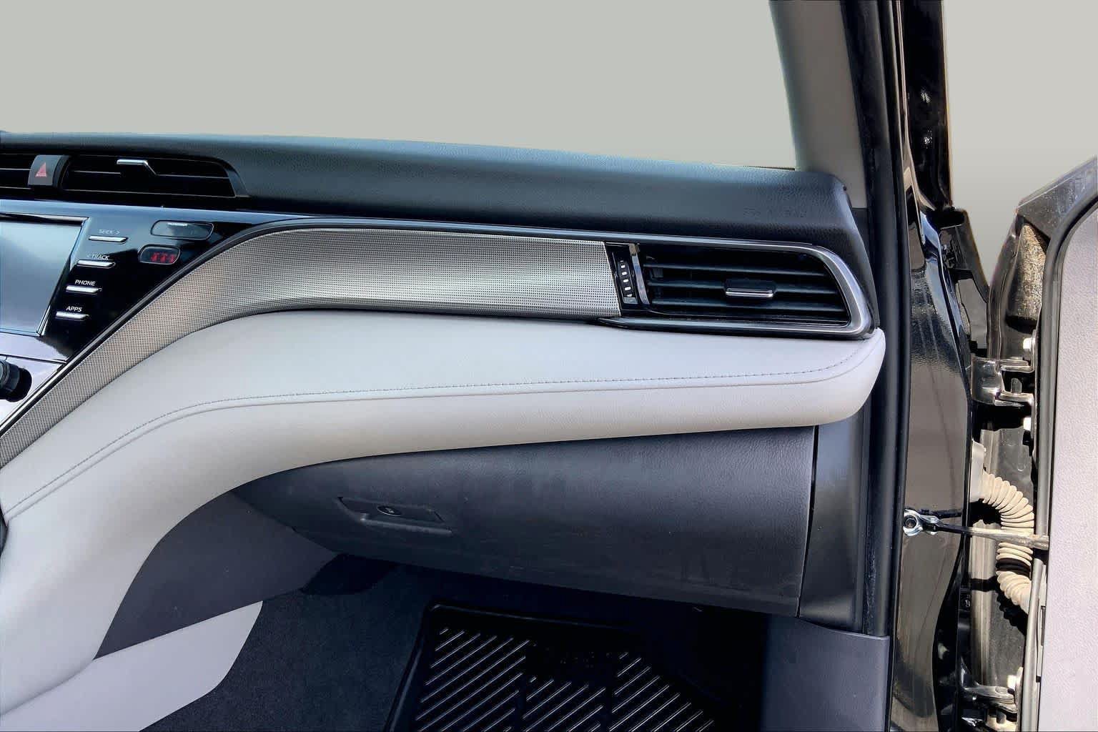 Used 2019 Toyota Camry SE w/ Convenience Package FWD image 18