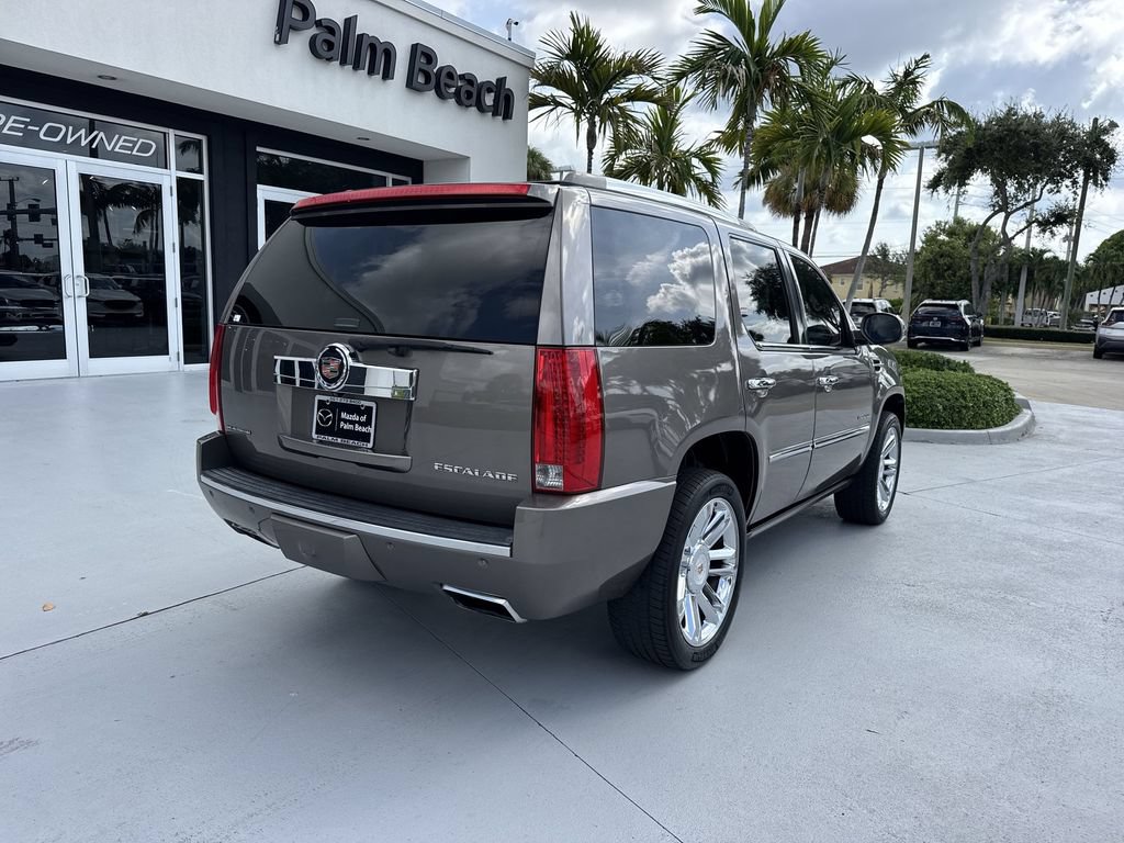 Used 2013 Cadillac Escalade Platinum RWD image 3