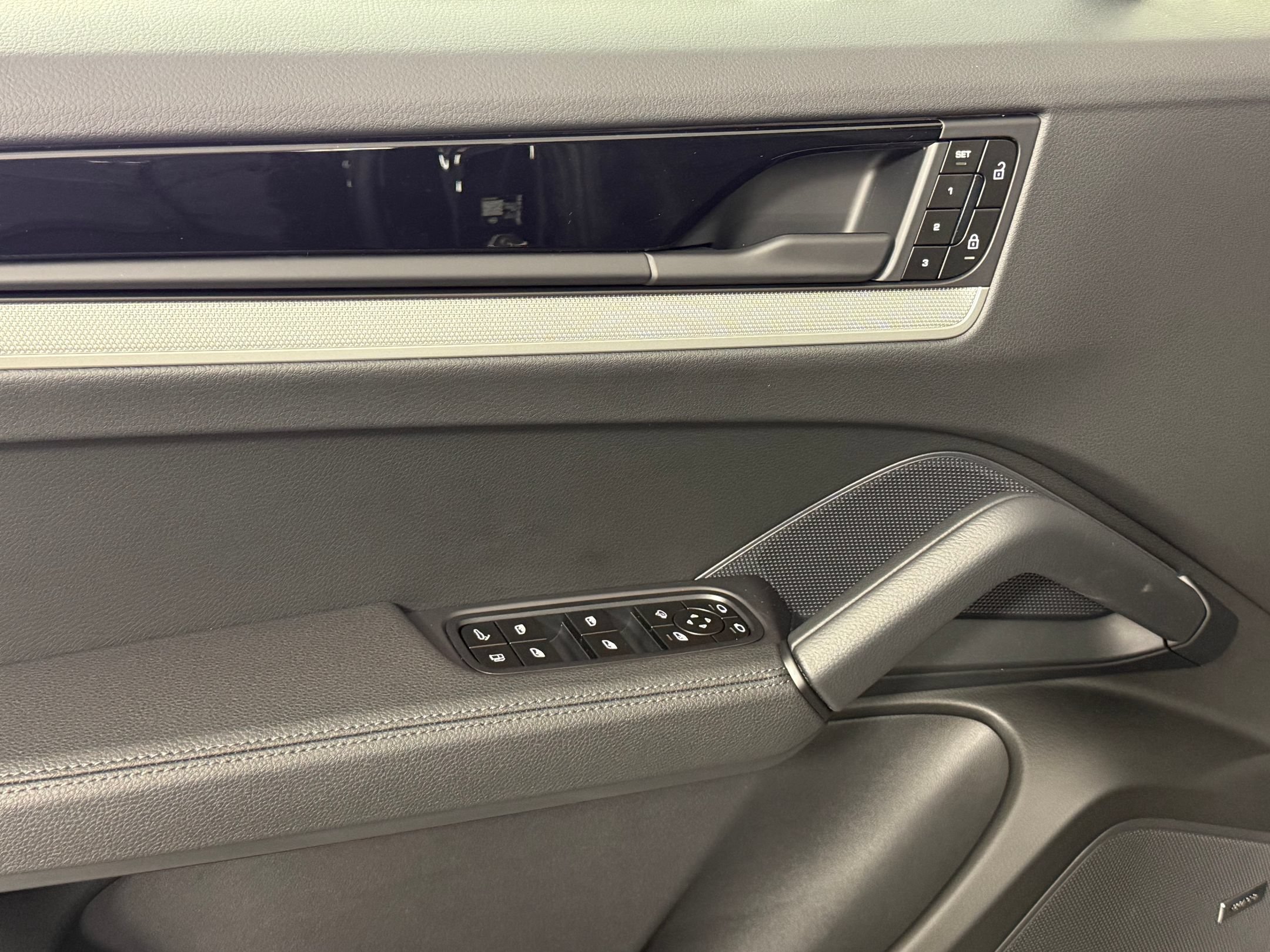 Certified 2026 Porsche Cayenne E-Hybrid Coupe AWD/4WD image 14