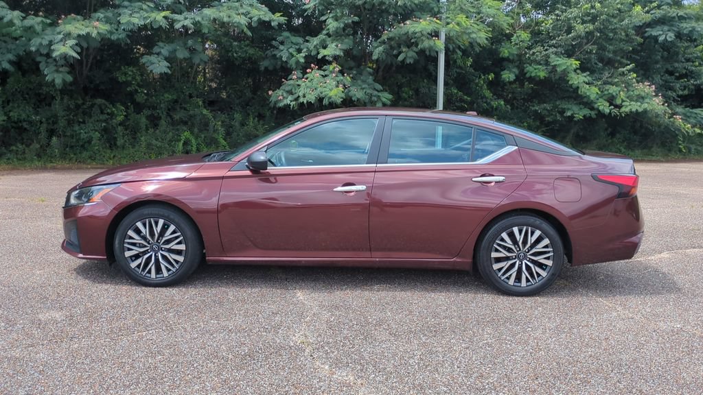Used 2024 Nissan Altima 2.5 SV FWD image 8