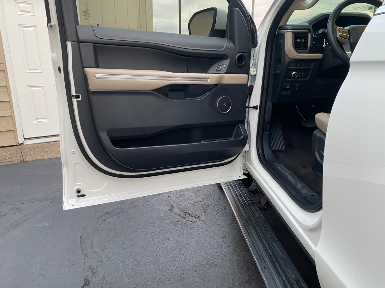 Used 2022 Ford Expedition Max Limited image 30