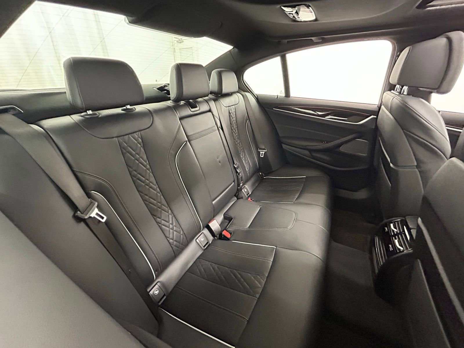 Used 2023 BMW 540i xDrive w/ Premium Package image 39