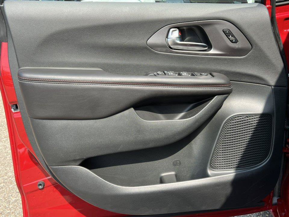 New 2027 Chrysler Pacifica Select AWD/4WD image 16