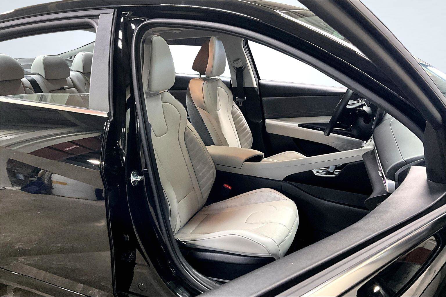 Used 2025 Hyundai Elantra Limited image 8