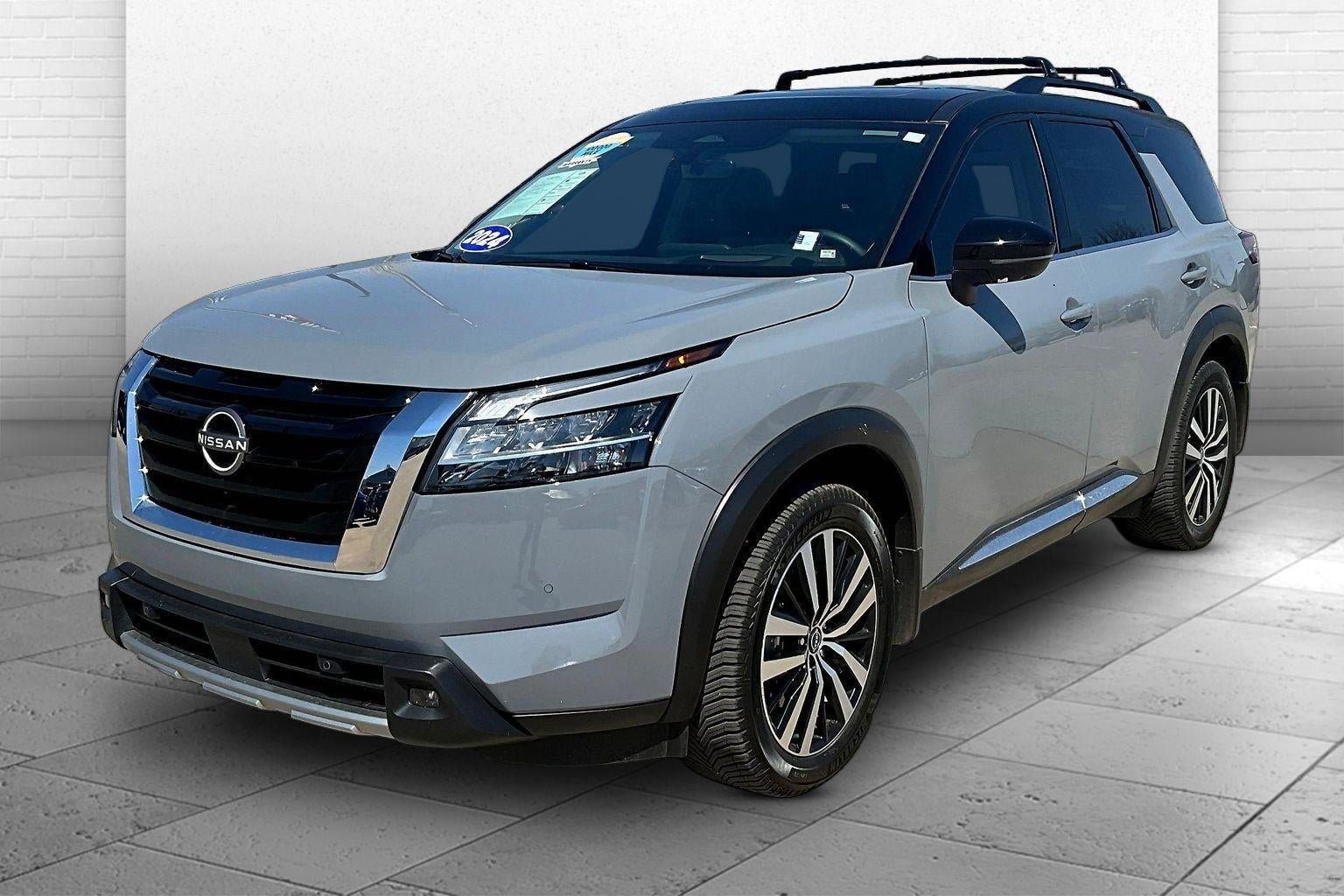 Used 2024 Nissan Pathfinder Platinum image 3