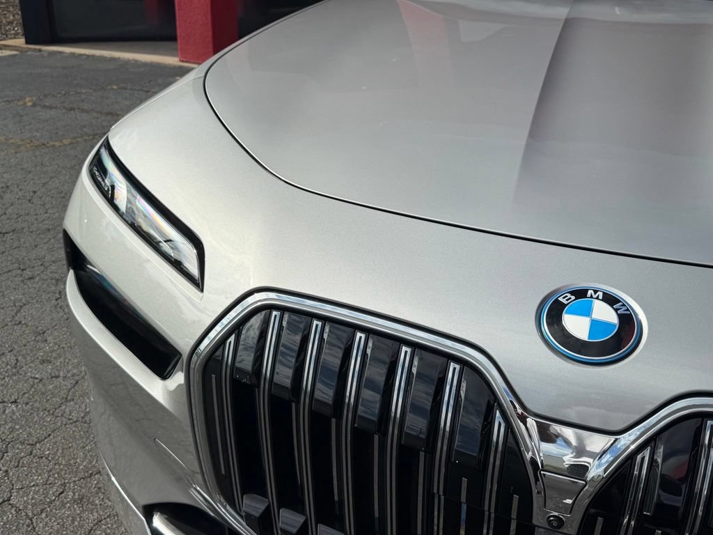 Used 2023 BMW i7 xDrive60 AWD/4WD image 3