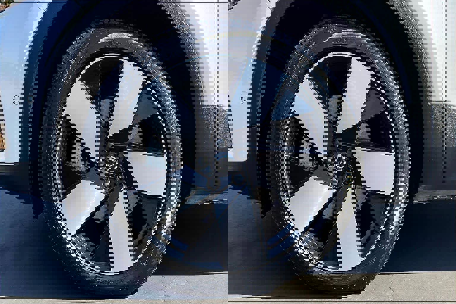 Used 2023 Volvo C40 P8 Recharge Ultimate image 12