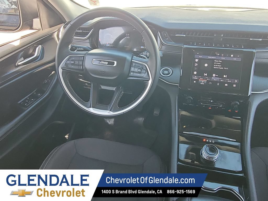 Used 2023 Jeep Grand Cherokee Laredo AWD/4WD image 22