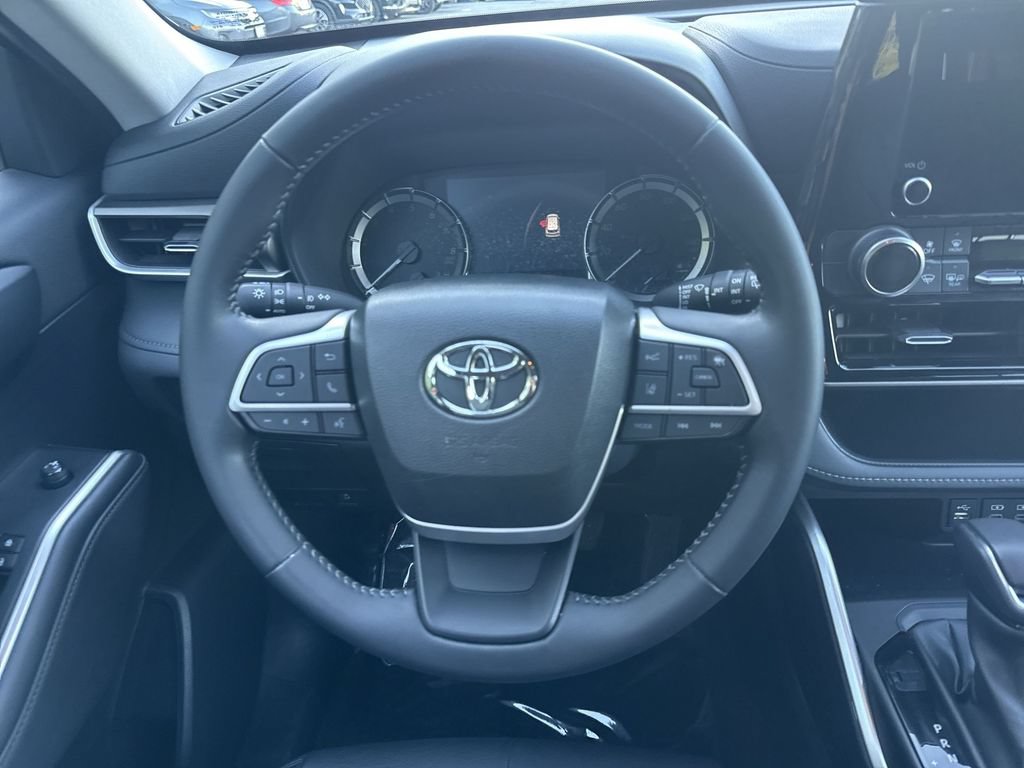 Used 2023 Toyota Highlander LE FWD image 11