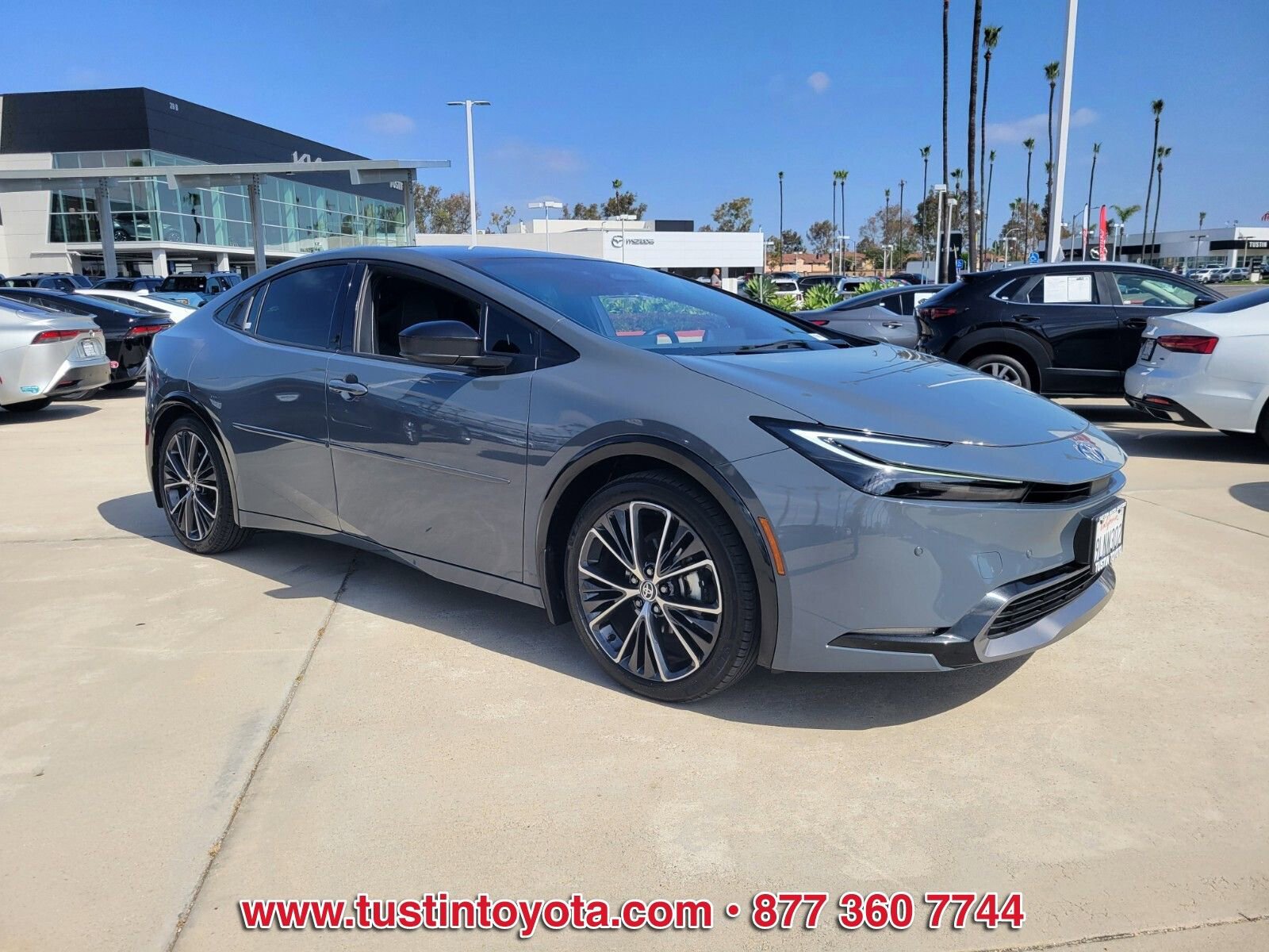 Used 2024 Toyota Prius XLE FWD image 2