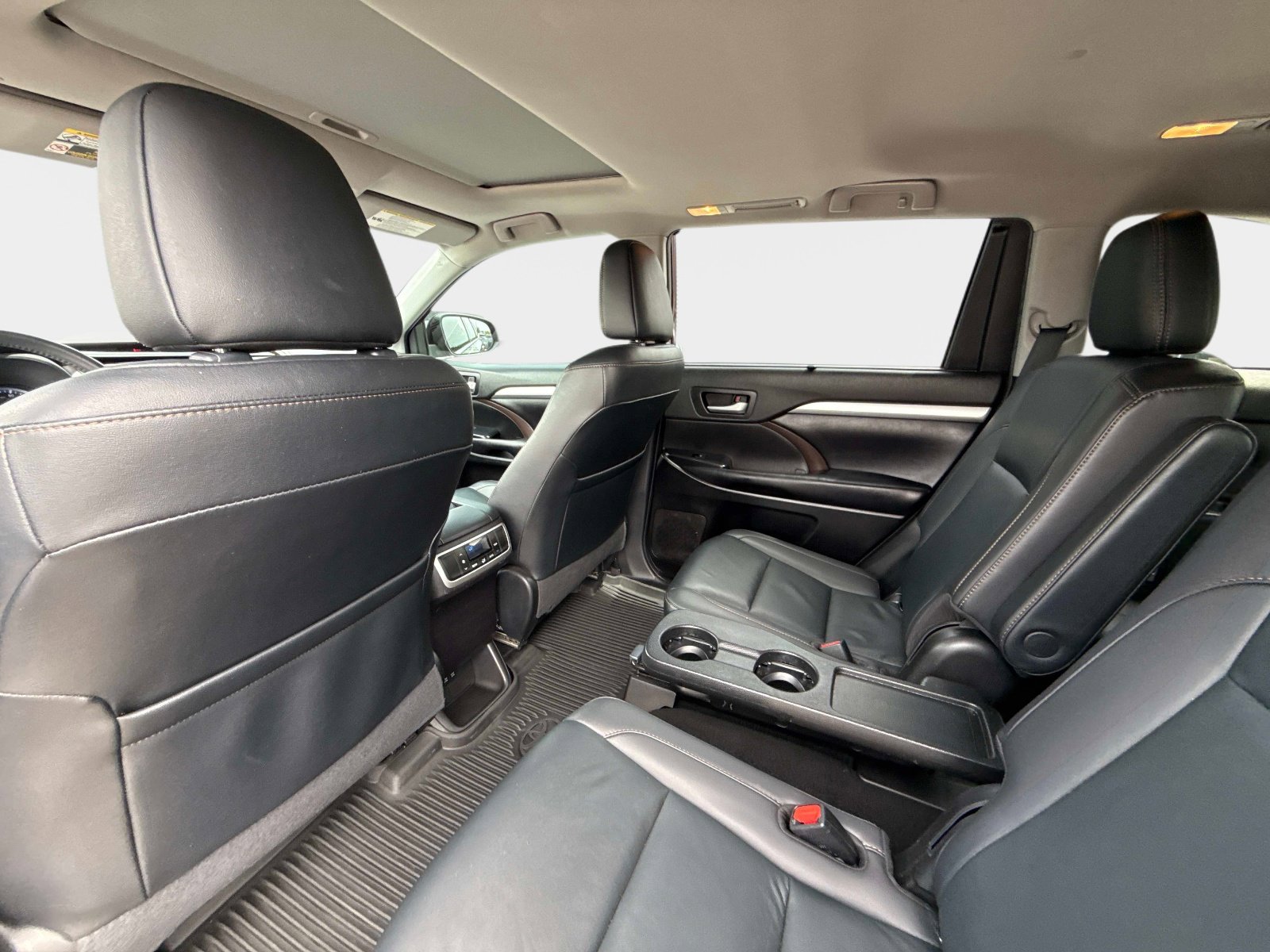 Used 2019 Toyota Highlander XLE AWD/4WD image 20