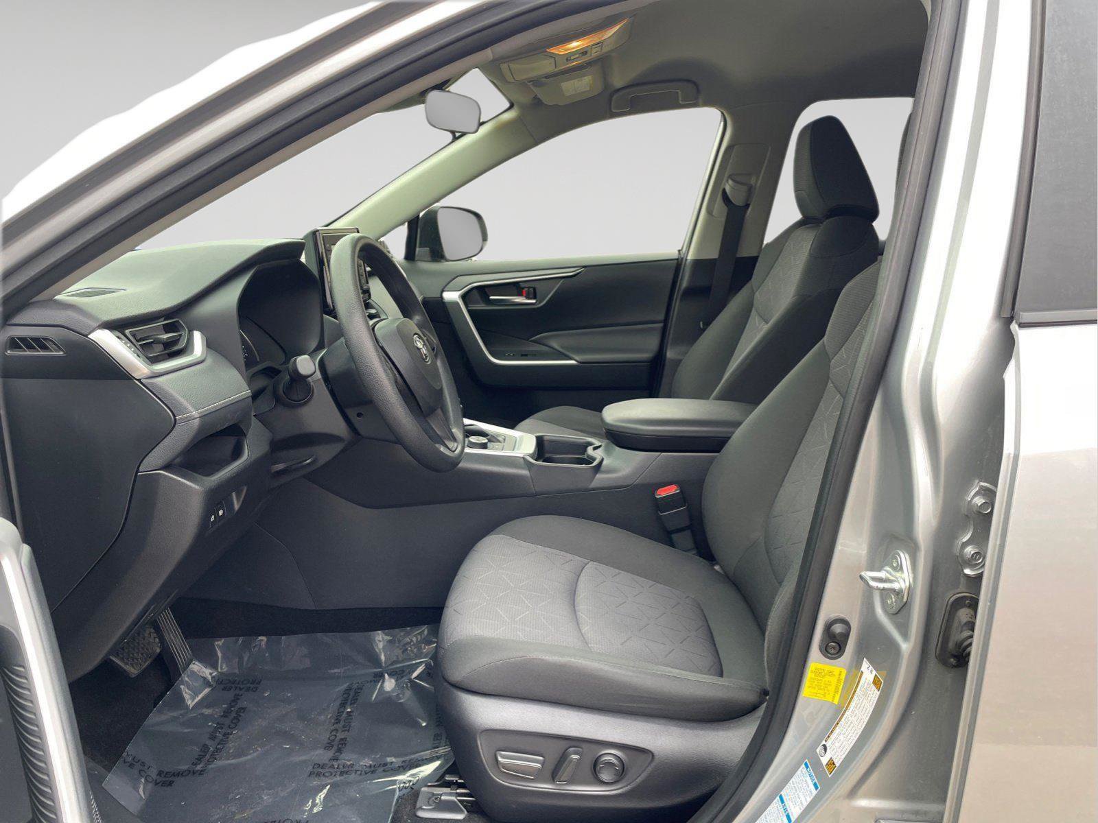 Used 2020 Toyota RAV4 XLE w/ Carpet Mat Package image 19