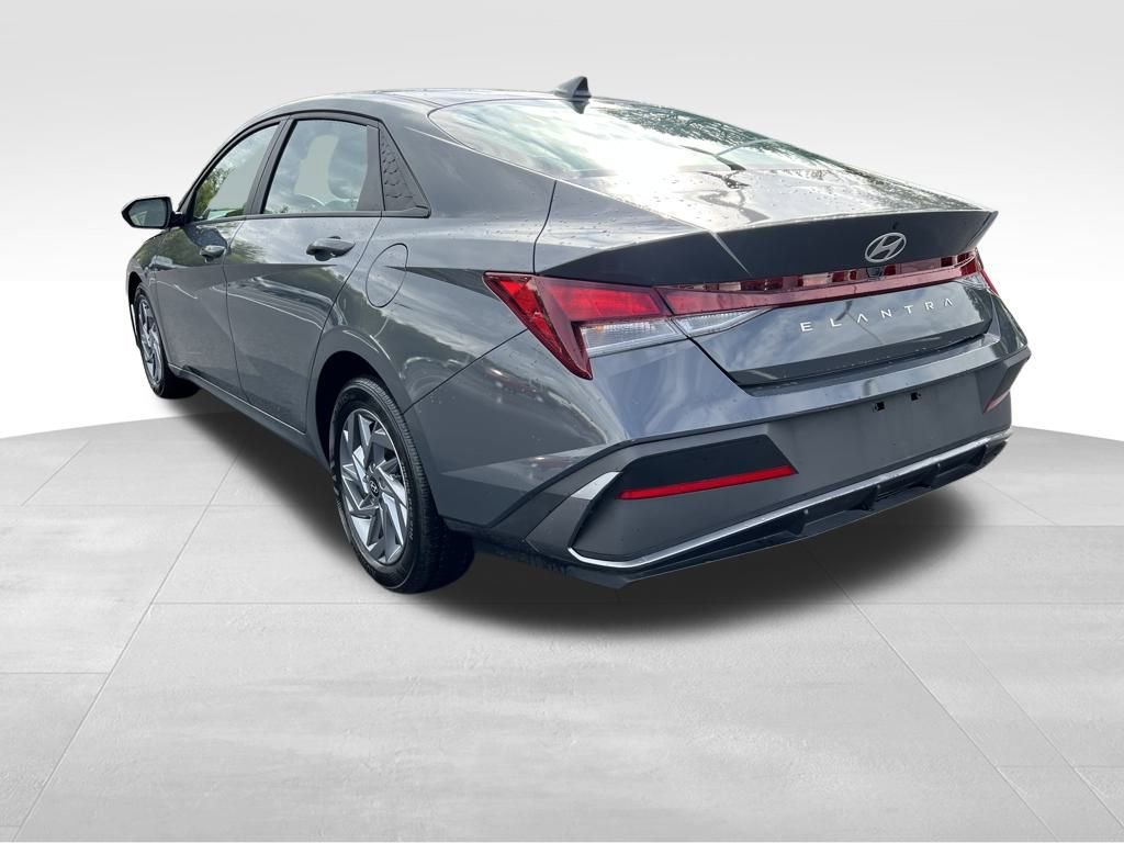 Used 2024 Hyundai Elantra SEL image 5