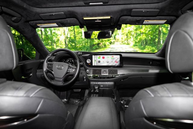 Used 2023 Lexus LS 500h AWD w/ Luxury Package image 16