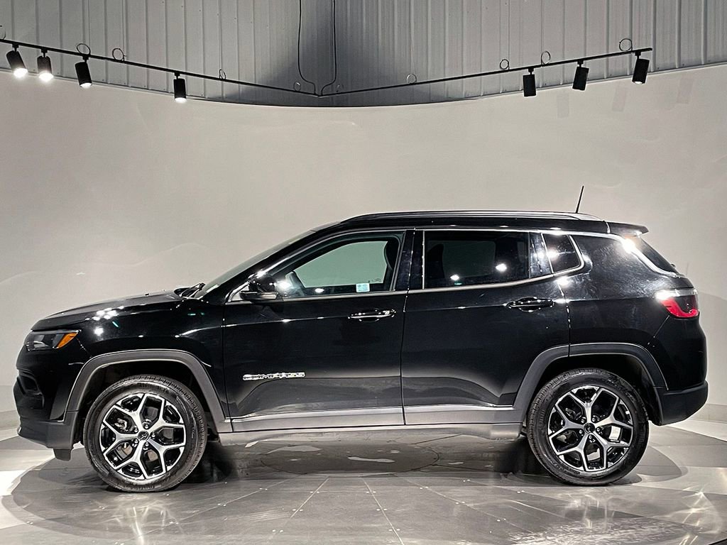 Used 2025 Jeep Compass Limited image 15