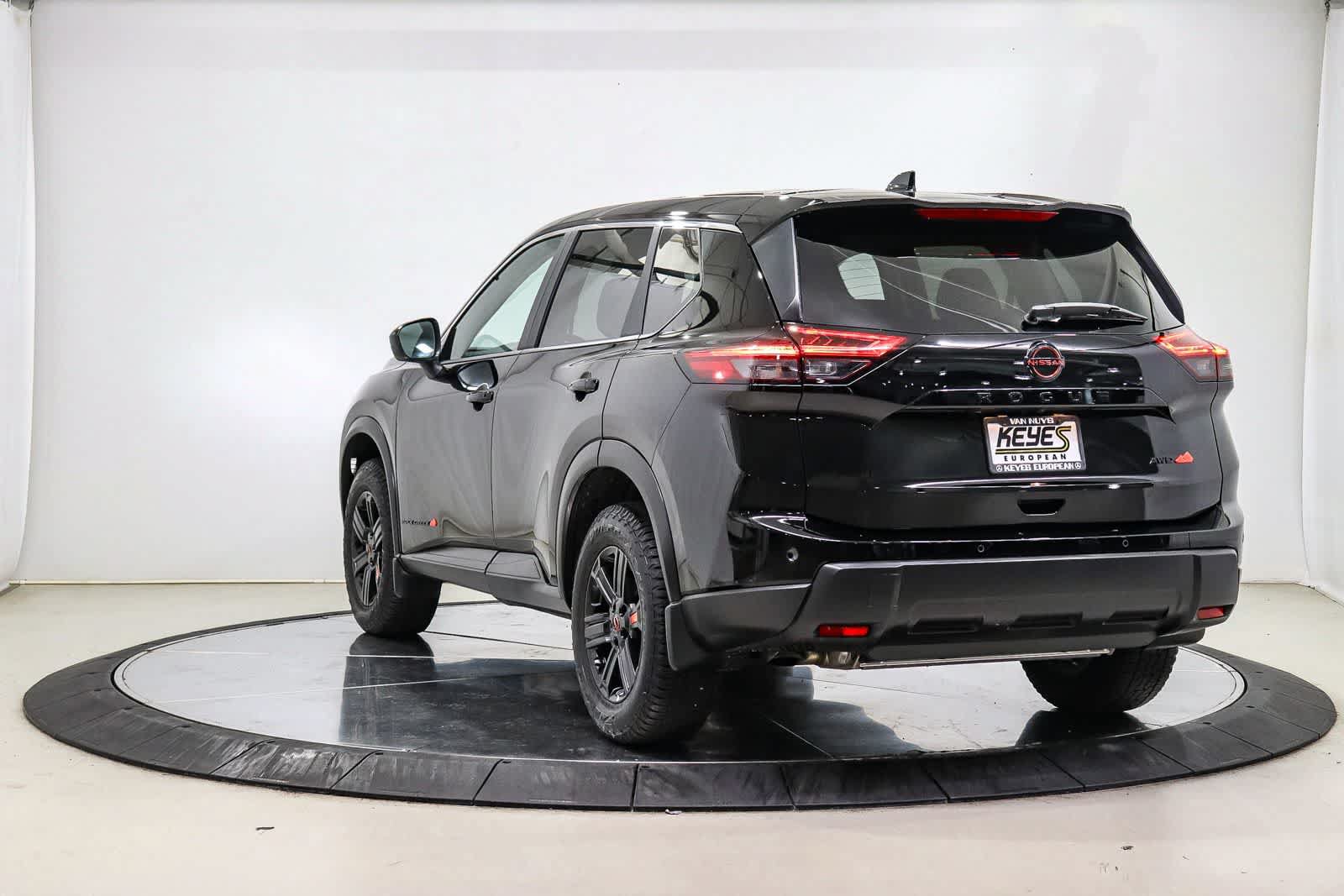 Used 2025 Nissan Rogue SV AWD/4WD image 2