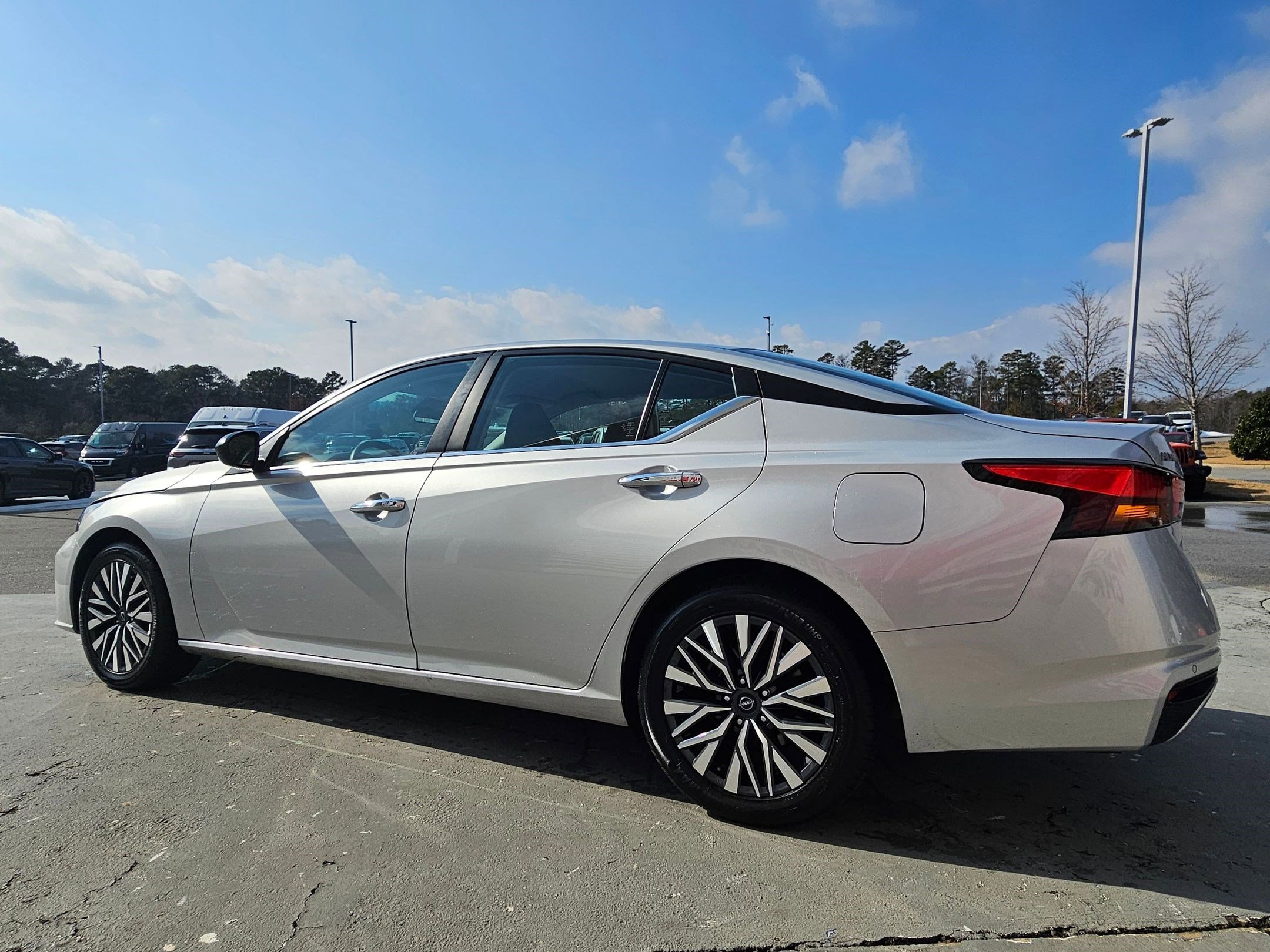 Used 2024 Nissan Altima 2.5 SV image 5