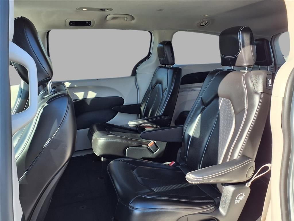 Certified 2024 Chrysler Pacifica Touring-L image 24