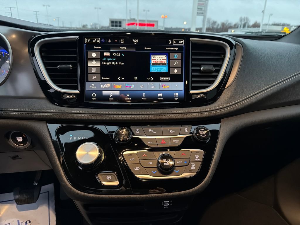 New 2026 Chrysler Pacifica Select image 17