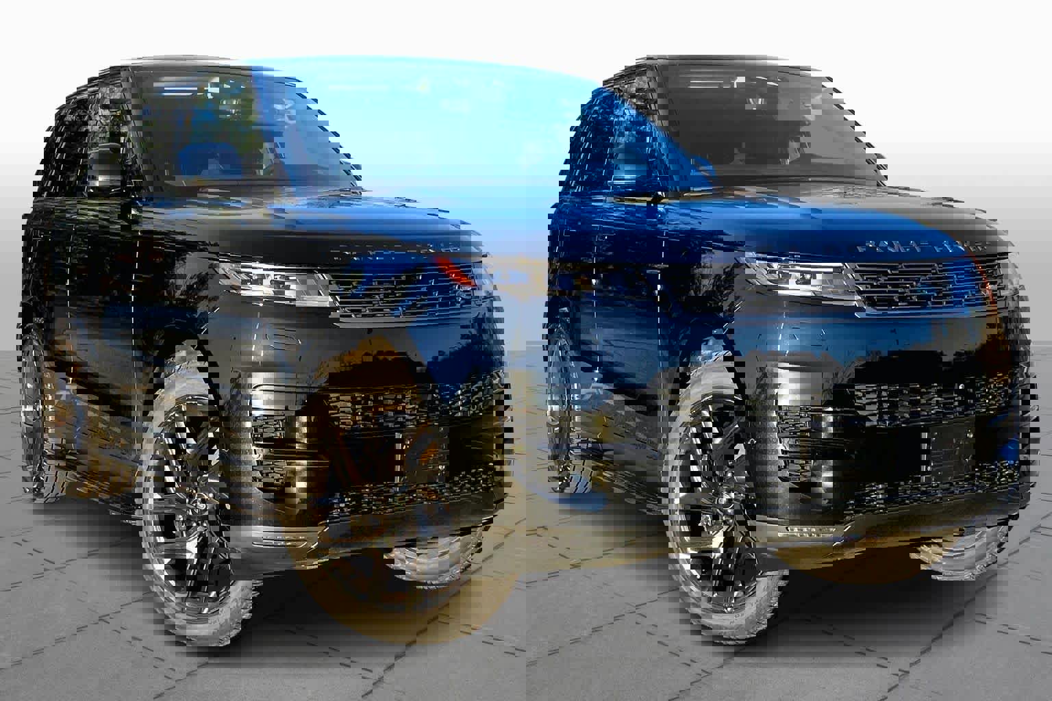 Used 2024 Land Rover Range Rover Sport SE image 2