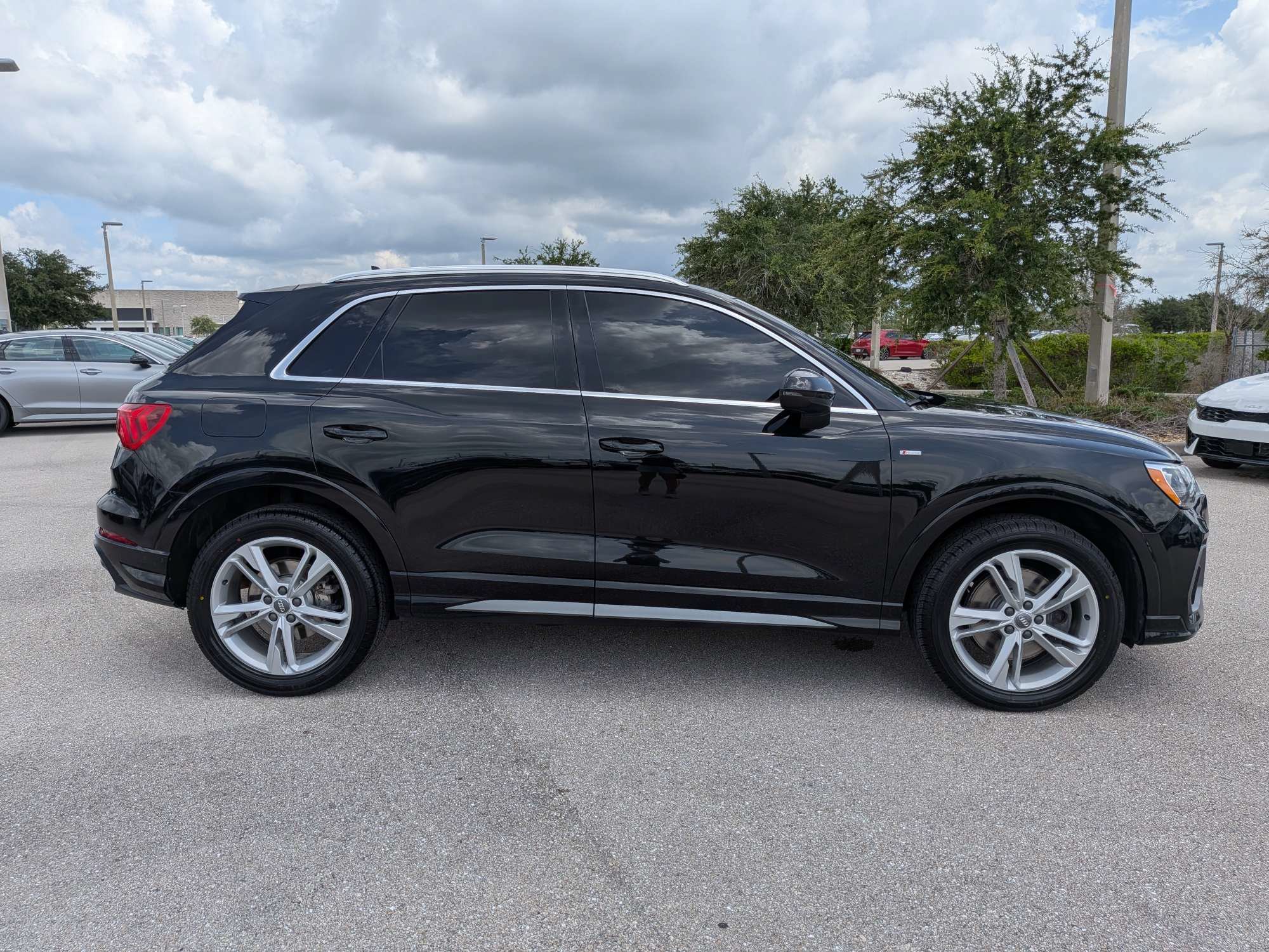 Used 2020 Audi Q3 2.0T Premium w/ Convenience Package AWD/4WD image 4
